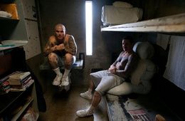 Там по периметру горят фонари: Неизвестные пытались перебросить наркотики и телефон на территорию ИК-7