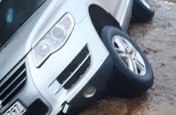 Машина ушла под воду из-за размытой дороги в ...