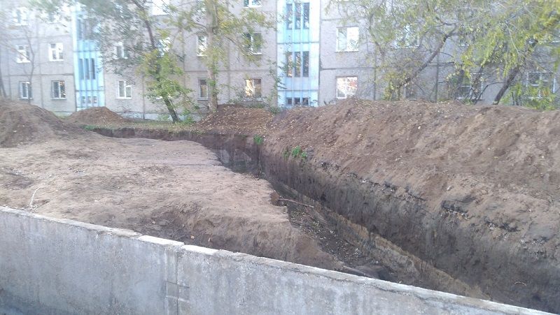 Бабушке с Инструментальной выбили окно из-за брошенных раскопок