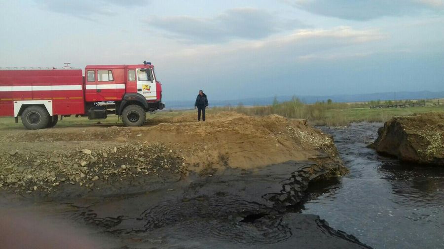 Поднявшаяся вода размыла насыпной мост в селе Домна-Ключи