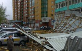 Мужчина, упавший с крыши во время урагана в Чите, находится в больнице