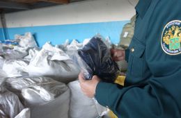 Военное обмундирование с украинской символикой задержали на таможне в Забайкалье 