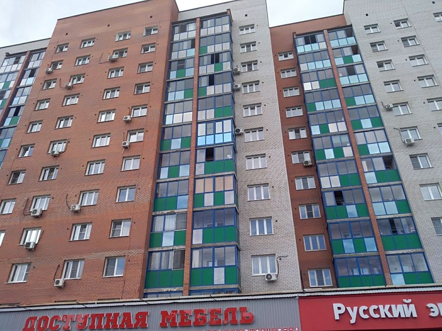 Девушка могла сбросится из окна из-за ссоры с мужем — очевидцы