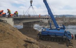 В Чите на Каштакском мосту монтируют буровую установку для обустройства временного моста