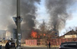 Барак горит около школы на Зенитке в Чите
