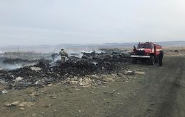 Под Читой продолжают тушить пожар на городской свалке