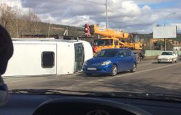 В Антипихе маршрутка лежит на боку посреди дороги