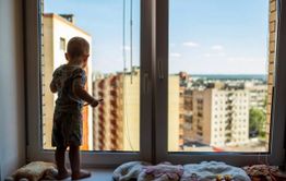 Полуторагодовалый мальчик погиб после падения из окна 8 этажа в Чите