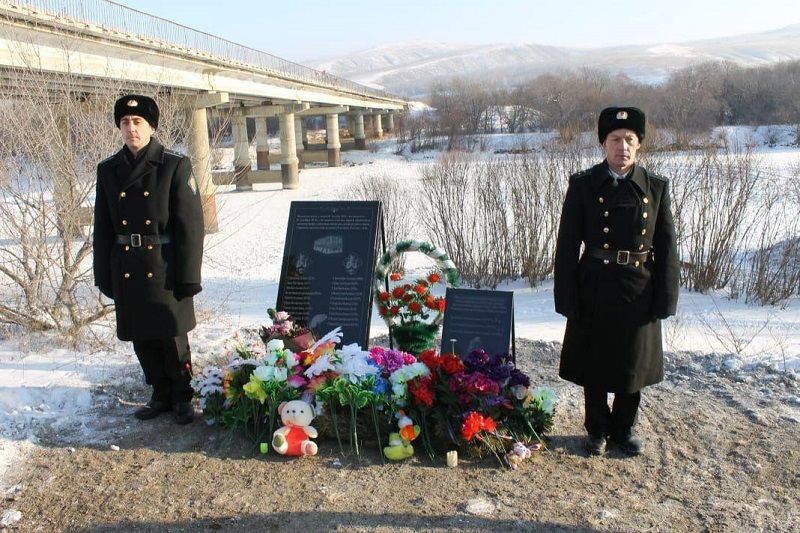 ​Мемориальные доски в память о погибших в ДТП под Сретенском установили на берегу Куэнги​