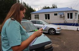 ​Сотрудники ДПС на посту в Атамановке проверяют пристегнуты ли пассажиры автобусов