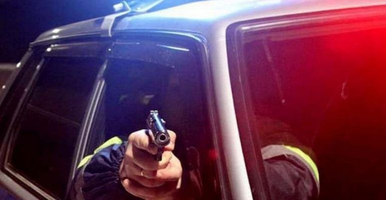 Двое забайкальцев угнали машину, угрожая оружием владельцу. Во время ухода от полиции один из угонщиков получил травму и умер.  
