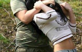 Мужчина пытался задушить школьницу в 1-м микрорайоне