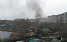 Избушка горит на задворках краевого суда в Чите 