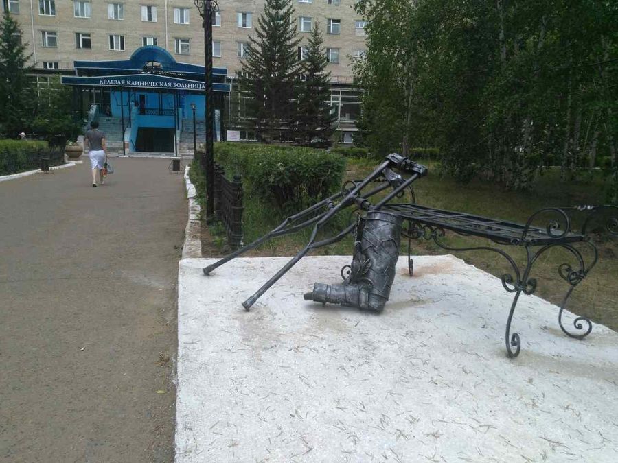 Новую скульптуру уже используют как урну и пепельницу