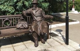 ​В Иркутске на открытии памятника забайкальскому купцу Михаилу Бутину желающих кормили пловом