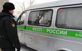 В Чите должник по алиментам спрятался от приставов в диване