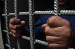 Старого извращенца, который приставал к ребенку в машине, заключили под стражу 