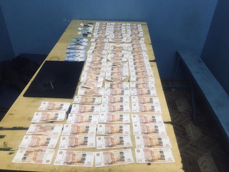 Забайкалка оставила почти полмиллиона рублей в машине — позже эти деньги оказались у ранее судимого жителя Борзи