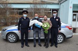 Инспекторы ДПС сопроводили девушку до роддома в Чите