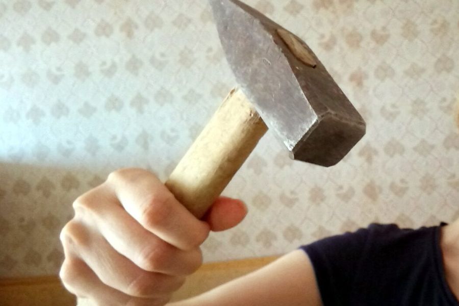 Житель Борзи несколько раз ударил девушку молотком по голове и обокрал ее