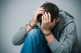 ​В Кыринском районе арестовали подростков, изнасиловавших женщину кочергой 