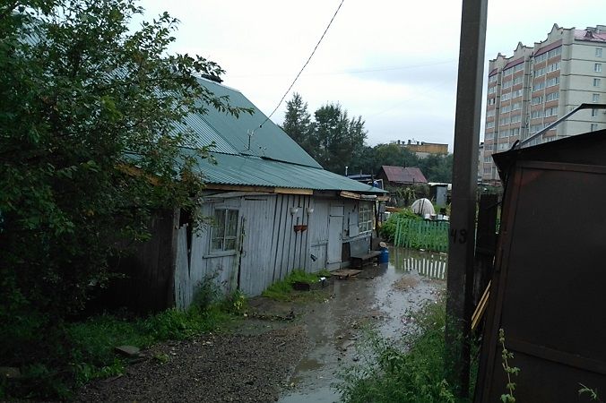 ​Сильные дожди топят деревянный дом в центре Читы (видео)