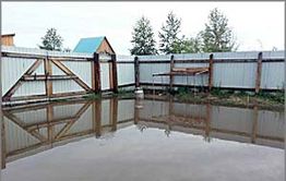 «После нас — хоть потоп!»: Жильцы одного из домов поселка Восточный ходят в дождь дома в резиновых сапогах и под зонтиком