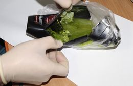 Женщина пыталась передать наркотики в одну из колоний Забайкалья — запрещенное вещество нашли в флаконе из-под шампуня 