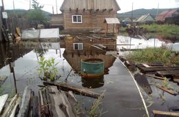 Многодетная мать из Антипихи была вынуждена покинуть дом из-за наводнения