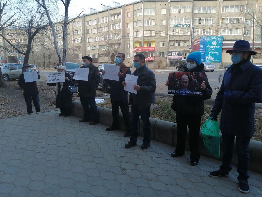 Организатора пикета у редакции «Вечорки» задерживала полиция — СМИ