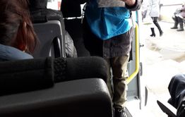 В междугородних маршрутках люди в голубых фартуках собирают деньги на якобы лечение больных детей