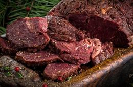 Девять жителей Каларского района отравились мясом медведя
