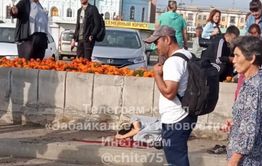 Пьяный и без прав — все, что известно о ДТП на вокзале в Чите, где внедорожник въехал в толпу