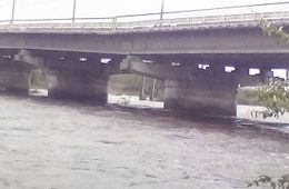 Вода начала размывать мост через Читинку в районе Угдана