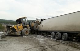 В Могочинском районе фура столкнулась с фронтальным погрузчиком