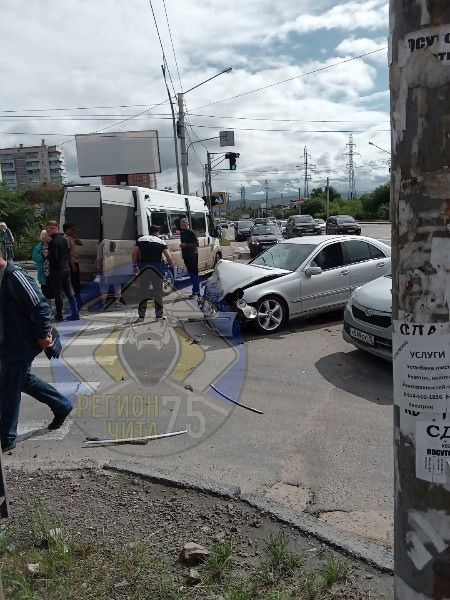 «Мерседес» врезался в маршрутное такси на перекрестке Красной Звезды и Липатова