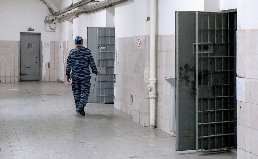 ​Мужчина умер в изоляторе отдела полиции в Агинском 