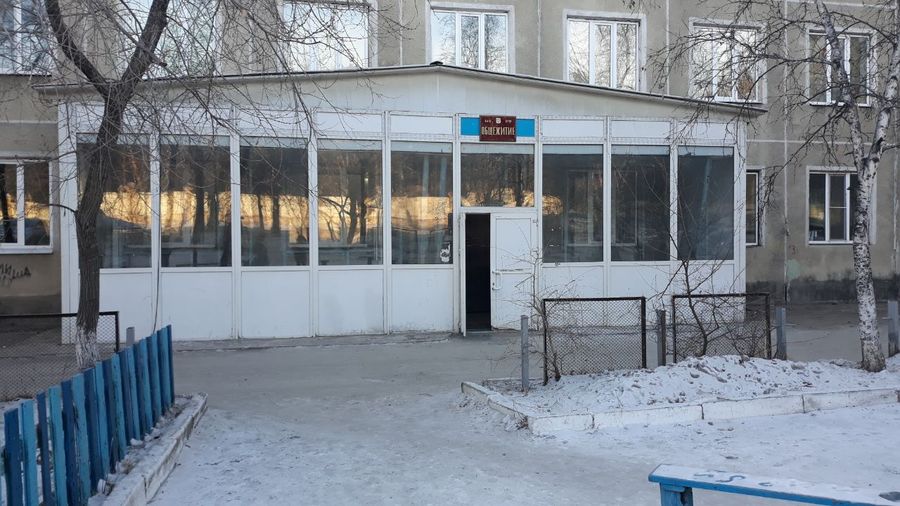 Повешенное тело мужчины со связанными сзади руками нашли в военном общежитии в Чите