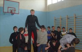 Шумиха вокруг сломавшей девочки позвоночник толкнула учителя на отказ от работы