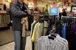 Читинец украл из закрытого отдела в ТЦ вещи, и никто не обратил на него внимание