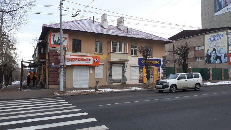 ​Предприниматель спустя два месяца так и не убрал пристройку к дому на Бутина, 91, в Чите