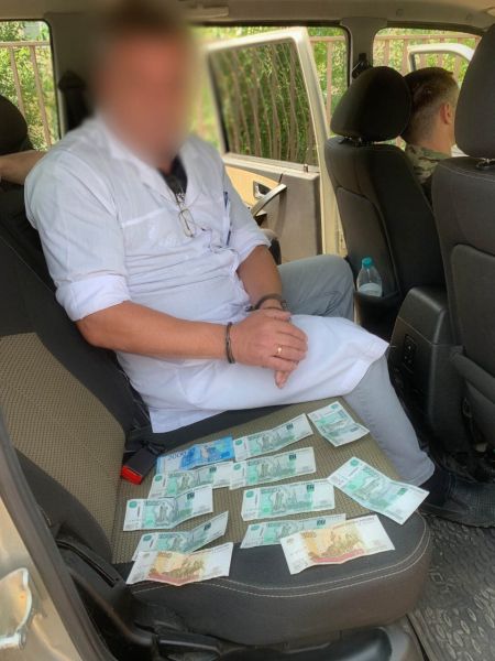 Задержанный с поличным при получении взятки читинский врач за деньги делал справки на оружие и права