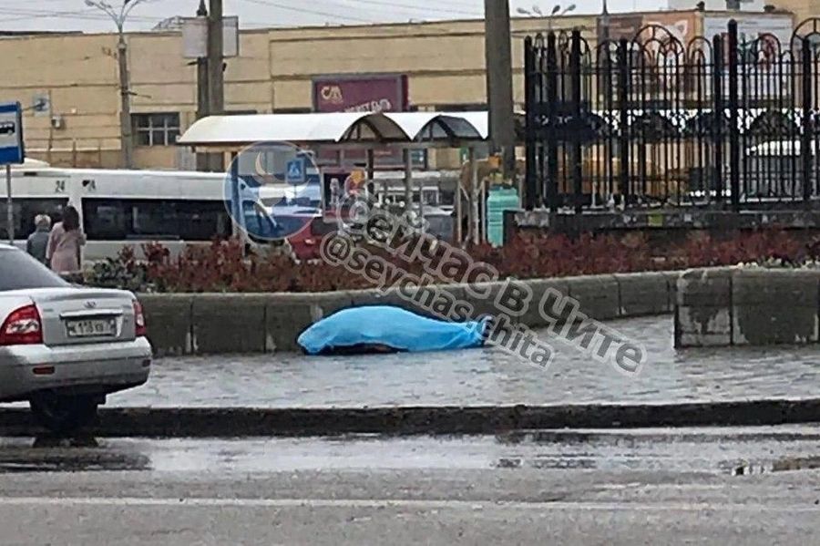 Минздрав опроверг, что «скорая» ехала к упавшему в районе Вокзала в Чите мужчине два часа