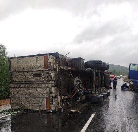 Пробка образовалась на трассе Чита — Хабаровск из-за перевернувшегося прицепа фуры