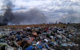 Предварительная причина пожара на свалке в Атамановке – поджог 
