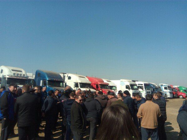 На пятый день забастовки депутаты почтили своим присутствием дальнобойщиков