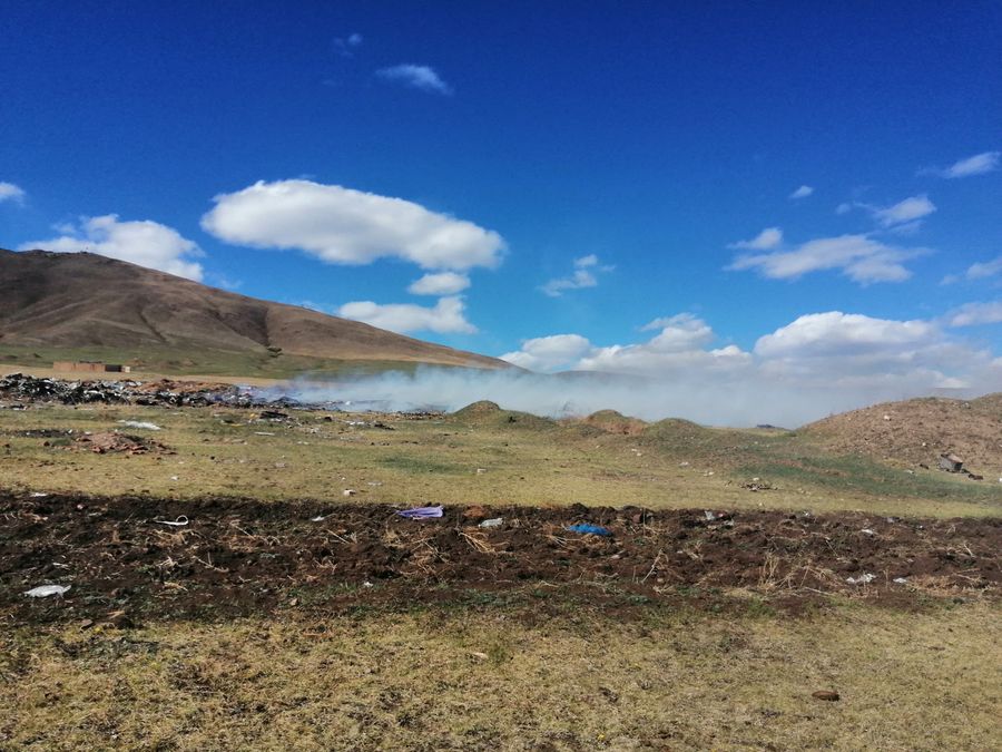 В селе Усть-Наринзор горит свалка.Никто не тушит