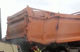 Житель Чернышевска снял укладку асфальта в дождь. Администрация района сообщила, что дорожники приостановили работы. 