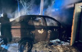 В селе Забайкалья сгорели четыре машины, трактор и мотоцикл в гараже