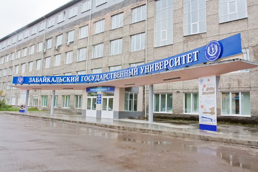 Врачи в Чите спасают жизнь преподавателя, выпавшего из окна в ЗабГУ